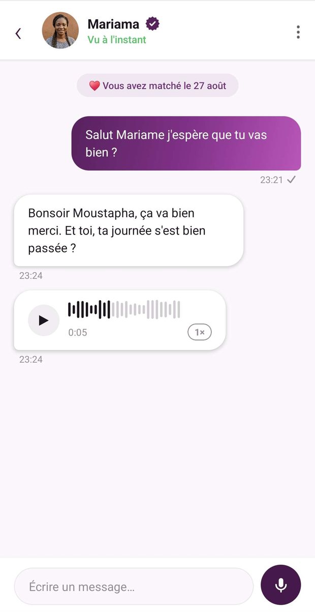 Une conversation dans Kanuya : deux messages écrits et une note vocale avec son onde.